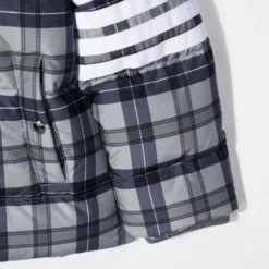 Børn Thom Browne Kids Skotskternet Frakke Med Hætte Og 4-Bar-detalje 5 Børn Thom Browne Kids Skotskternet Frakke Med Hætte Og 4-Bar-detalje -Stella shop 17884399 38720788 1000