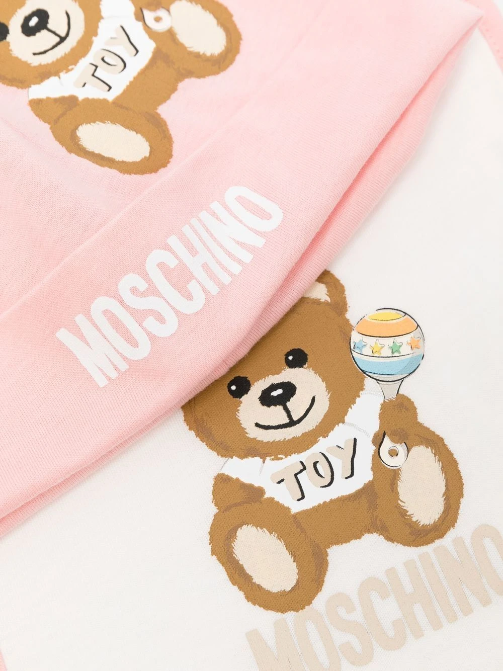 Børn Moschino Kids Hagesmæk Og Hue-sæt Med Bamsetryk 2 Børn Moschino Kids Hagesmæk Og Hue-sæt Med Bamsetryk - Image 2