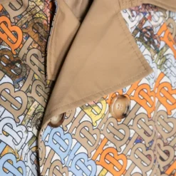 Børn Burberry Kids Trenchcoat Med Logotryk Og Monogram 5 Børn Burberry Kids Trenchcoat Med Logotryk Og Monogram -Stella shop 19532556 43624882 1000